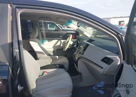 2012 Toyota Sienna Le V6 8 Passenger z USA, uszkodzony, nr VIN 5TDKK3DC1CS255931